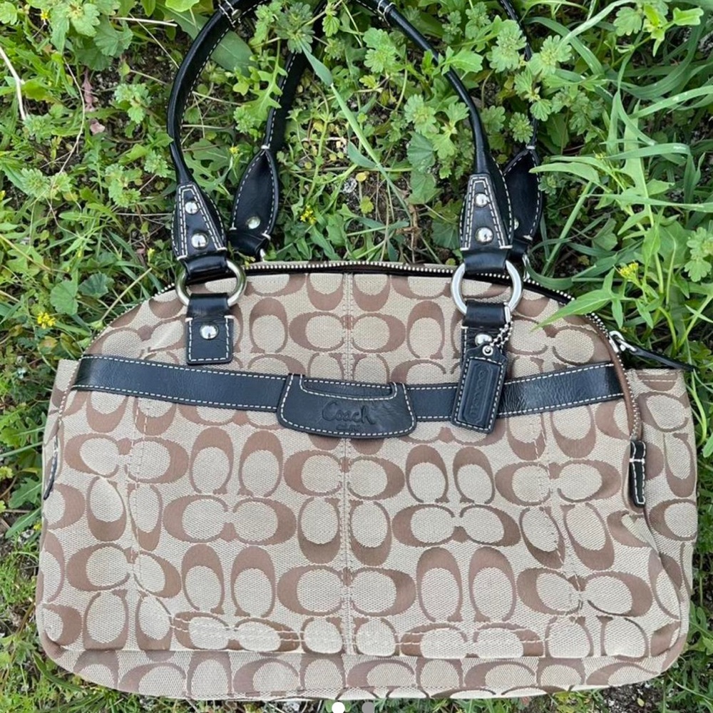 AUTHENTIC COACH PURSE !